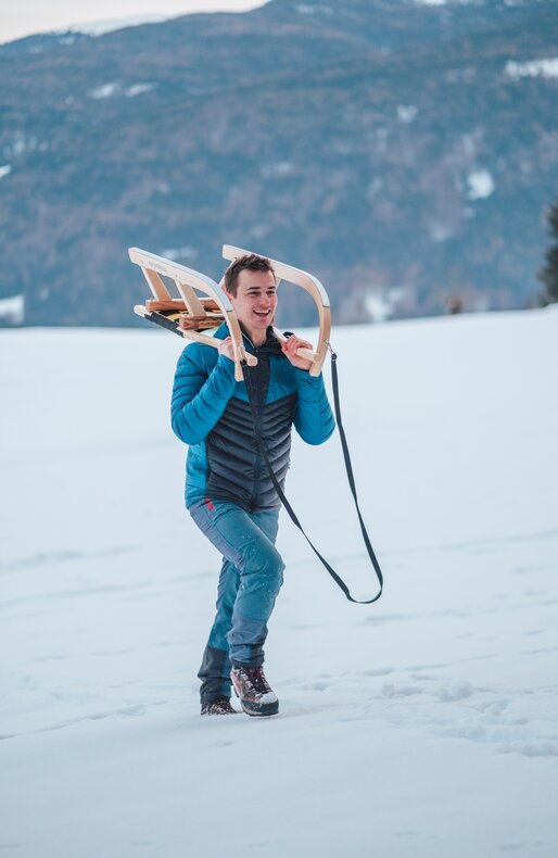 Mann mit Rodel | © Herb media vGmbh