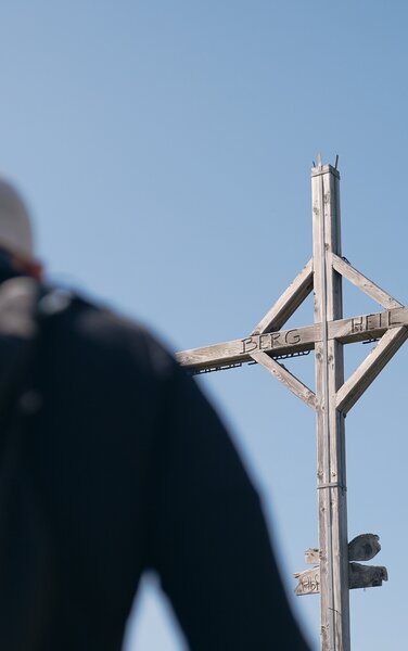 Bergsteiger eilt zum Gipfelkreuz | © RAW-Media