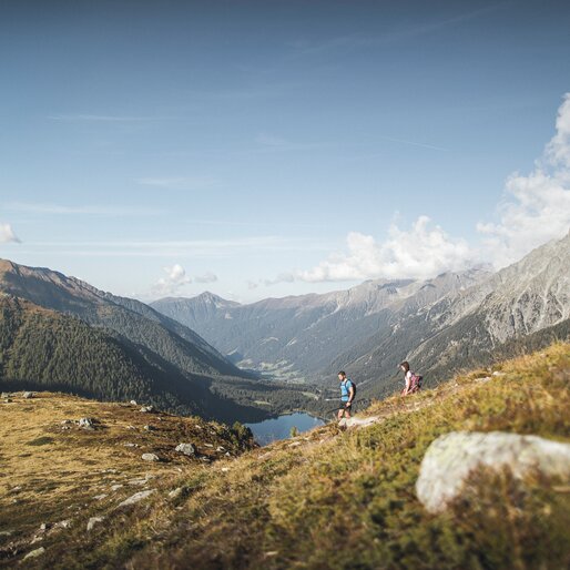 Wanderung mit Blick auf den Antholzer See | © Kottersteger Manuel - TV Antholzertal