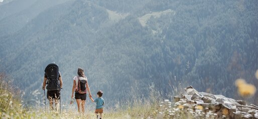 Familie beim Wandern | © Manuel Kottersteger