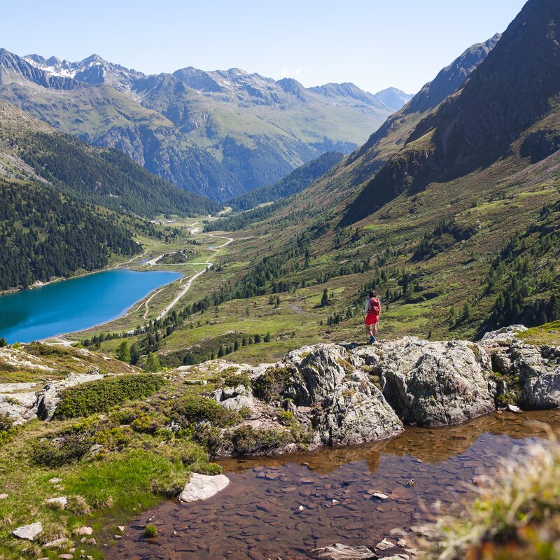 Blick auf den See, Berglandschaft, Wanderer | © Roter Rucksack