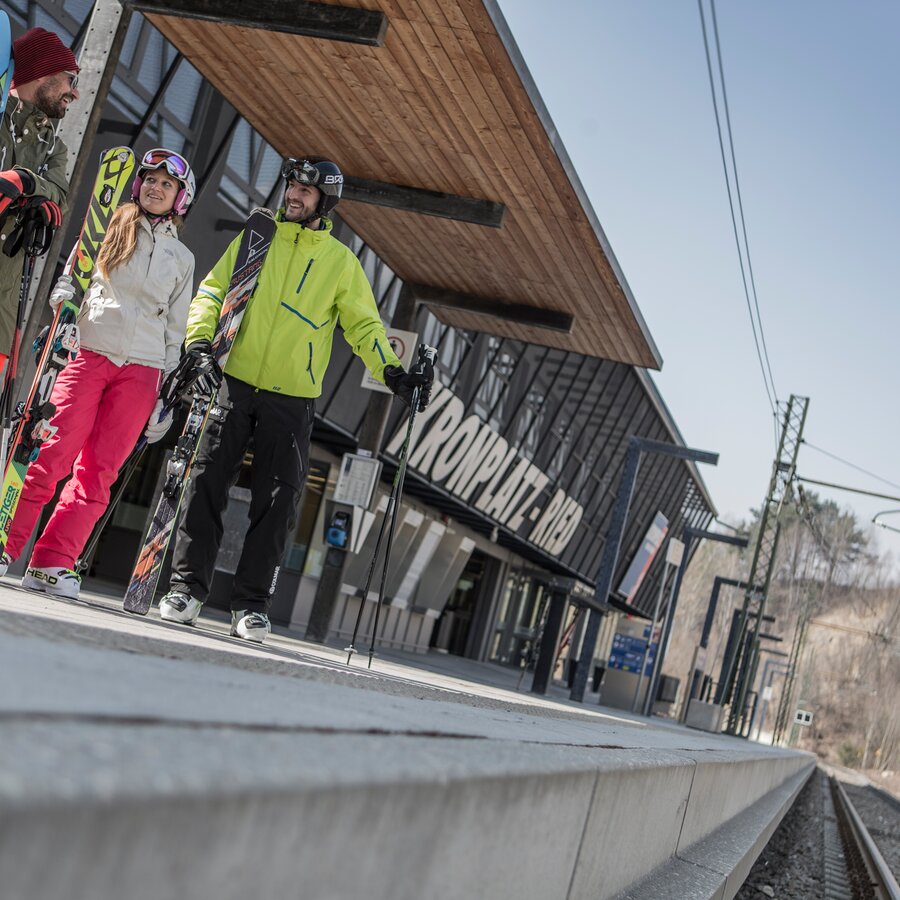 Sci, ospiti in attesa alla stazione del treno | © TVB Kronplatz - Kottersteger Manuel