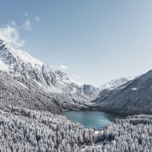 Gefrorener See, Bergkulisse, Wald | © Kottersteger Manuel - TV Antholzertal