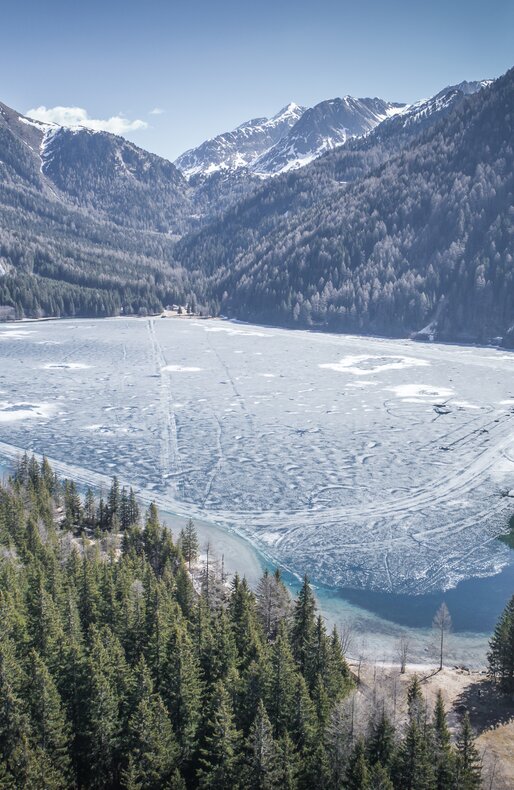 Gefrorener See, Bergkulisse | © Kottersteger Manuel - TV Antholzertal