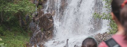 Waterfall, hikers | © Notdurfter Anna - TV Antholzertal