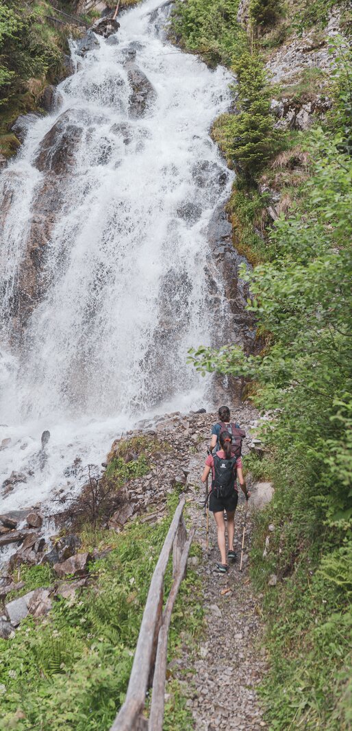 Cascata, escursionisti | © Notdurfter Anna - TV Antholzertal