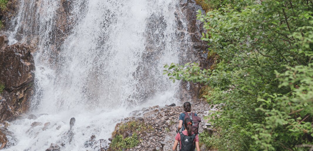 Cascata, escursionisti | © Notdurfter Anna - TV Antholzertal