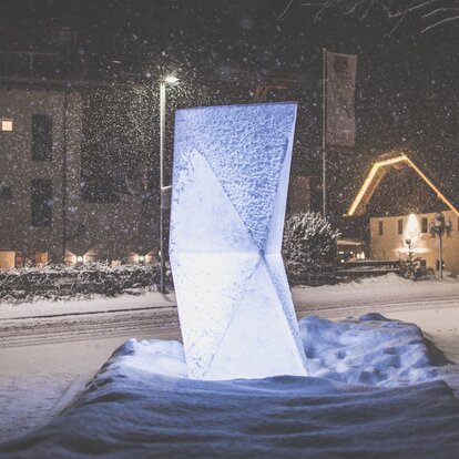 Skulptur zur Darstellung Gletscherschwund, Nacht | © Kottersteger Manuel