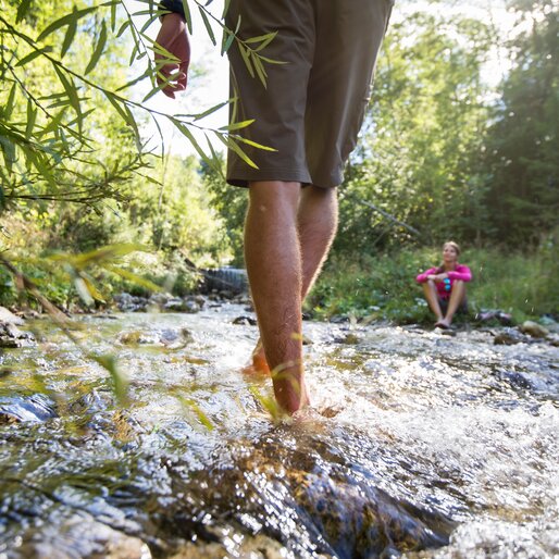 Fluss, Wanderer gehen durch Fluss | © Filz Alex - TVB Kronplatz