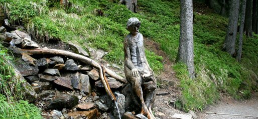 Skupltur mit Brunnen am Lehrpfad der Seeumrundung | © Schuster Barbara