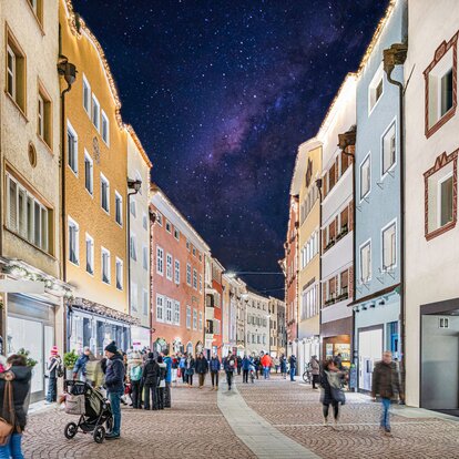 Einkaufsgasse am Abend im Winter | © Helmut Moling