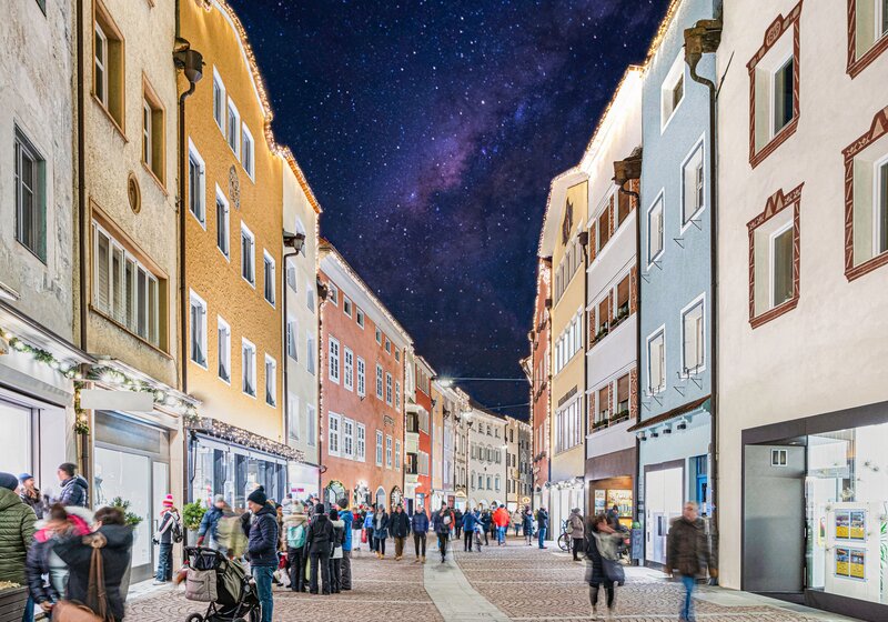 Einkaufsgasse am Abend im Winter | © Helmut Moling