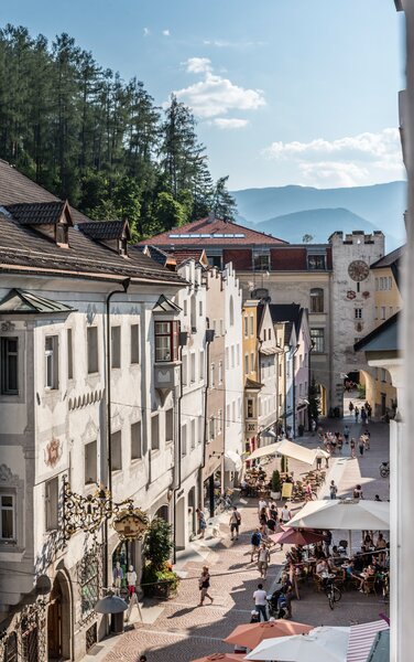 Blick von der Stadtgasse auf das Ursulinentor | © IDM Südtirol-Alto Adige/Hannes Niederkofler