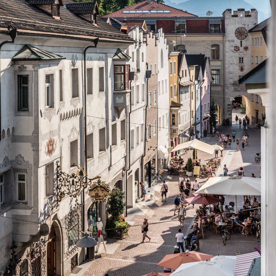 Blick von der Stadtgasse auf das Ursulinentor | © IDM Südtirol-Alto Adige/Hannes Niederkofler