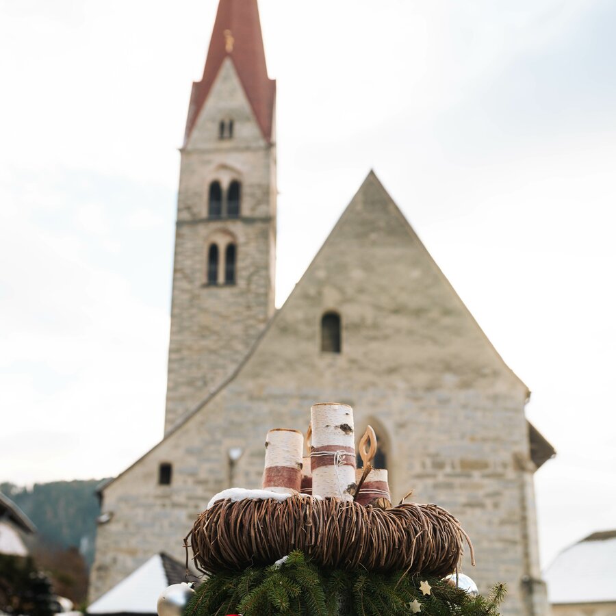 Kirche mit Adventskranz | © HERB- mediavGmbH