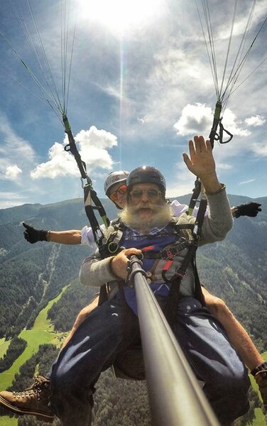 Zwei Personen bei einem Tandemflug in großer Höhe | © Kronfly