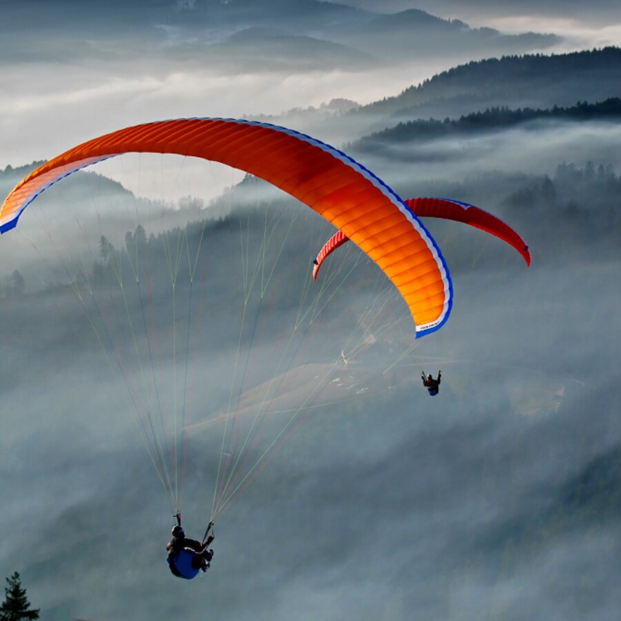 Zwei Paragleiter im Himmel | © Rawmedia