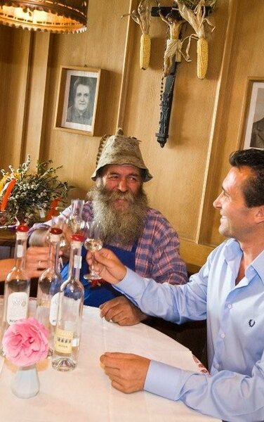 3 Personen an einem Tisch, die mit einem Glas Schnaps anstoßen | © Hotel Gassenwirt - Kiens