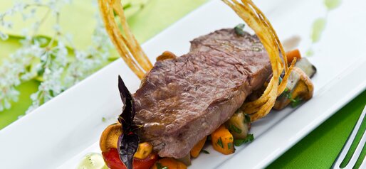 Ein Stück Fleisch mit Südtiroler Pfifferlingen | © Arnold Ritter