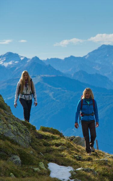 Zwei Personen beim Wandern auf der Putzenhöhe | © Franz Gerdl