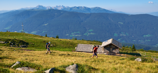 Wanderer oberhalb einer alten Holzhütte | © Andreas Gruber