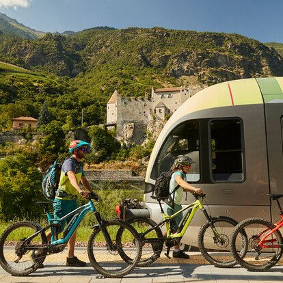 Cyclists in front of the Pustertal Railway Summer | © IDM Südtirol/Matt Cherubino