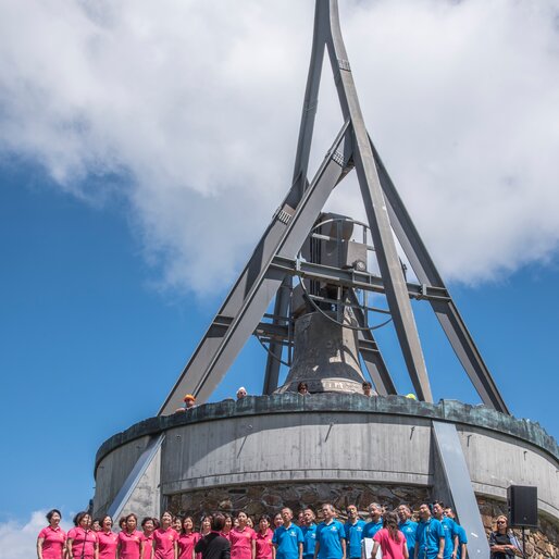Ein Chor singt vor der Glocke Concordia  2000. | © Skirama Kronplatz