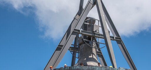 Ein Chor singt vor der Glocke Concordia  2000. | © Skirama Kronplatz
