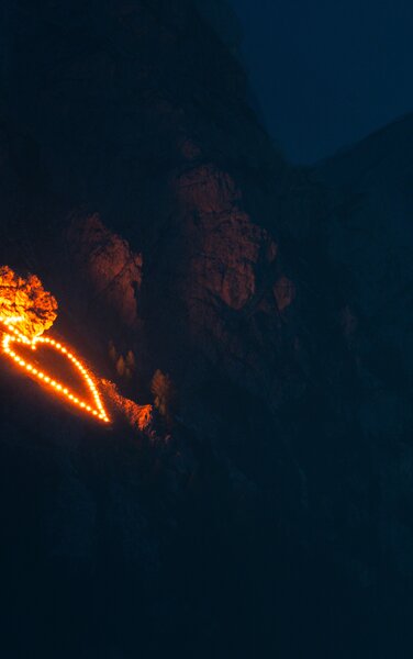 Ein Herz Jesu Feuer auf einem gegenüberliegenden Berg. | © Skirama Kronplatz