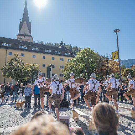 Die Schuplattler bei strahlendem Sonnenschein in Bruneck. | © Gianvito Coco