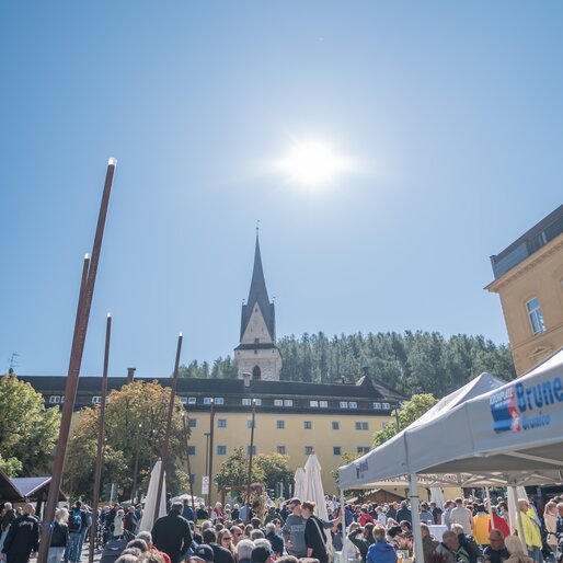 Viele Gäste beim Speckfest in Bruneck auf dem Rathausplatz. | © Gianvito Coco