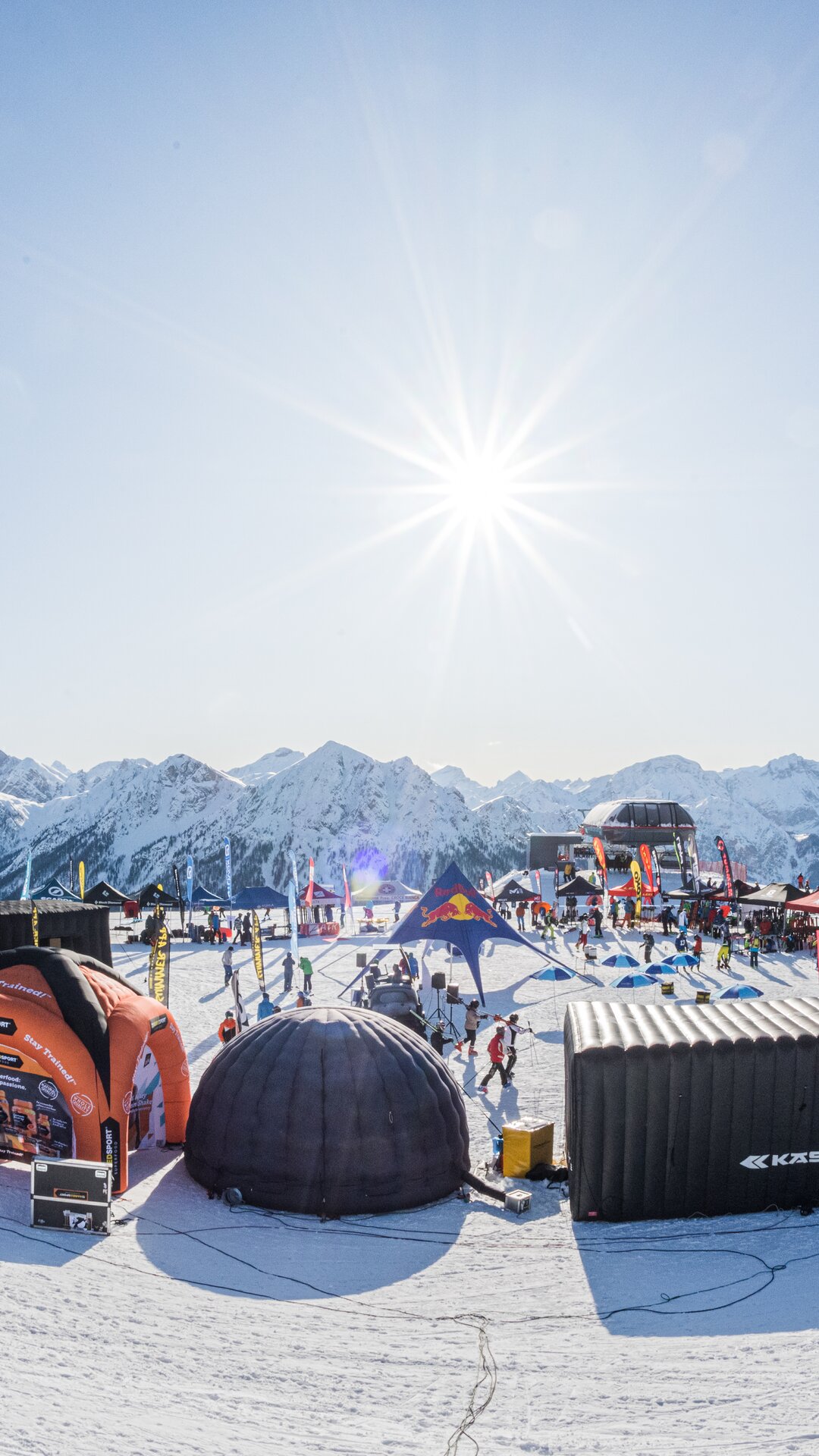 Die Sport-Aussteller mit ihren Zelten am Gipfeplateau im Winter bei strahlendem Sonnenschein. | © Harald Wisthaler