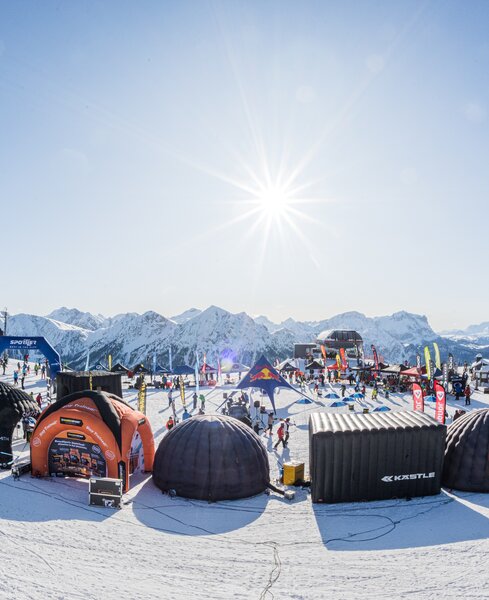Die Sport-Aussteller mit ihren Zelten am Gipfeplateau im Winter bei strahlendem Sonnenschein. | © Harald Wisthaler