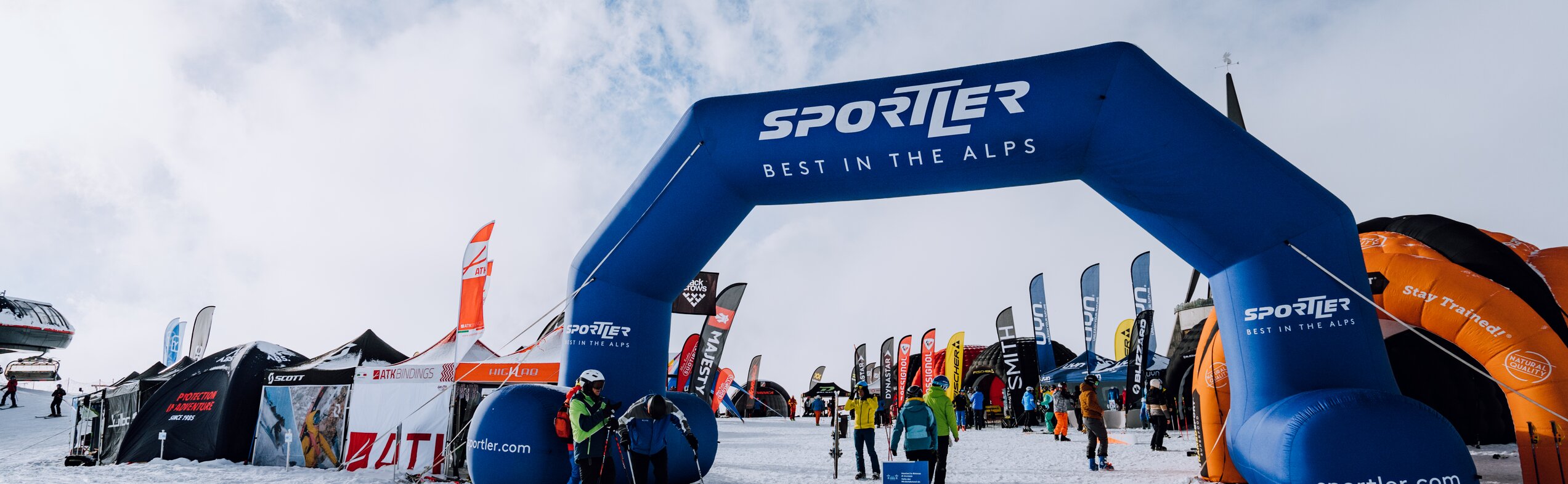Der Eingang zum Aussteller Dorf bei den Sportler Test Days in Form eines mit Luft aufgeblasenen blauem Bogen. | © Skirama Kronplatz