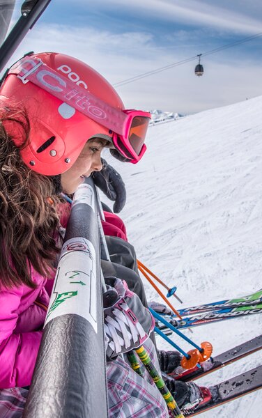 Frau mit Kind in Aufstiegsanlage Sonne | © Skirama Kronplatz