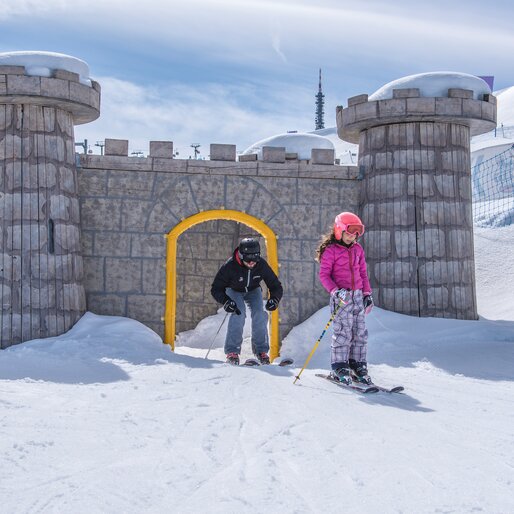 Mann mit Kind im Funpark | © Skirama Kronplatz