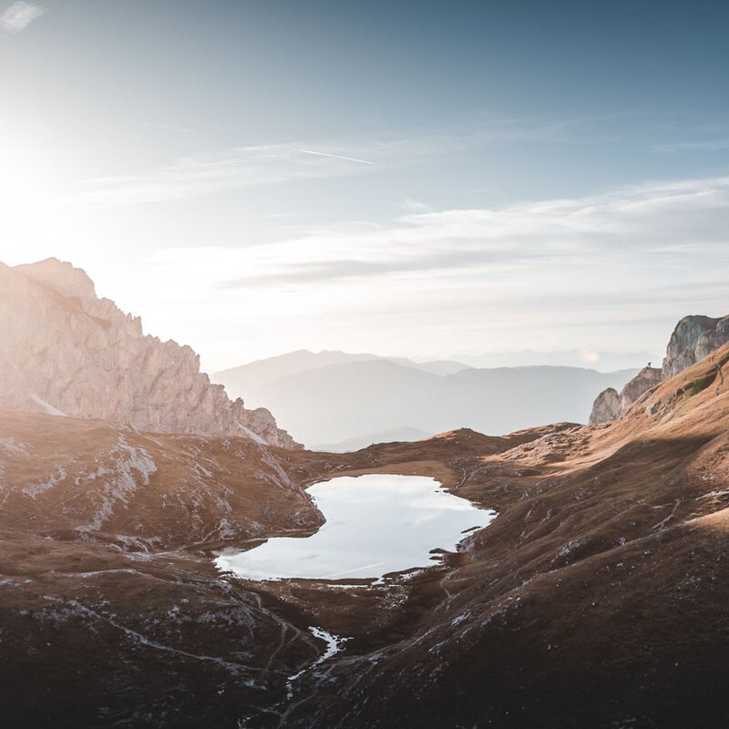 Bergsee mit Sonnenuntergang